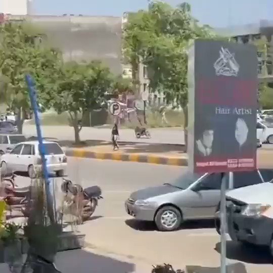 पाकिस्तान में बीच सड़क पर लड़की का पोल डांस देख मची सनसनी..