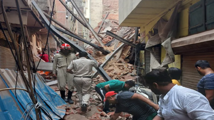 Delhi के आजाद मार्केट में गिरी निर्माणाधीन चार मंजिला इमारत, 4 घायल, कई मजदूरों के दबे होने की आशंका