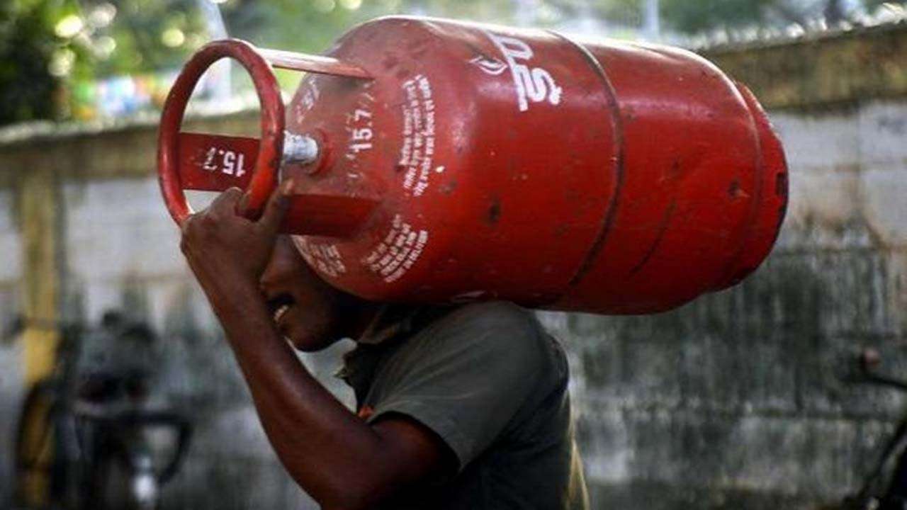 Gas Cylinder: आप केवल 750 रुपये में गैस सिलेंडर प्राप्त कर सकते हैं 300 रुपये कम चुकाने होंगे. आइए जानते हैं। इसके डिटेल्स के बारे