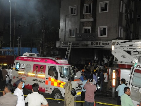 तेलंगाना के इलेक्ट्रिक स्कूटर शाेरूम में लगी आग, 8 लोगों ने गंवा दी अपनी जान