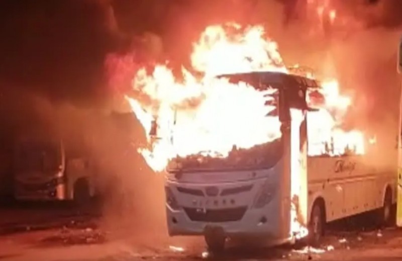 Jharkhand : दिवाली पर बस में दीया जलाकर सोए ड्राइवर और कंडक्टर, आग लगने से दोनों जिंदा जल गए