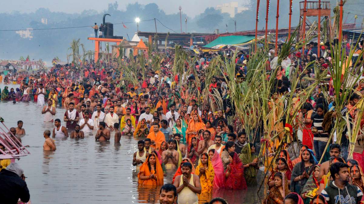 Chhath Puja 2022 : उगते सूर्य को अर्घ्य देकर सम्पन्न हुआ 36 घंटे का निर्जला व्रत, घाटों पर उमड़ी श्रद्धालुओं की भीड़