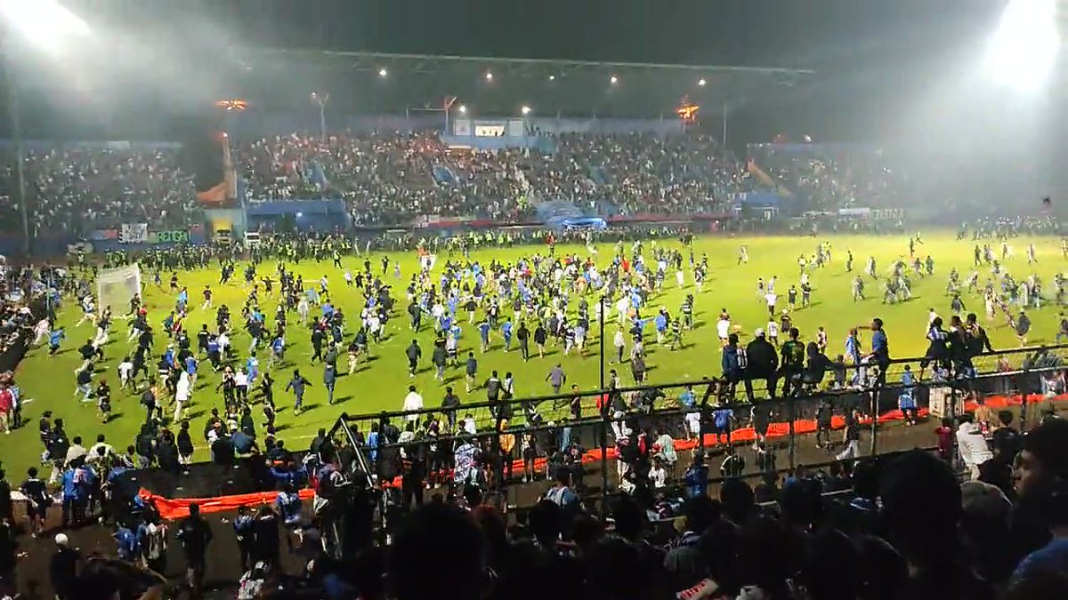 इंडोनेशिया में फुटबॉल मैच के दौरान भड़की हिंसा, 150 से ज्यादा लोगों की गई जान