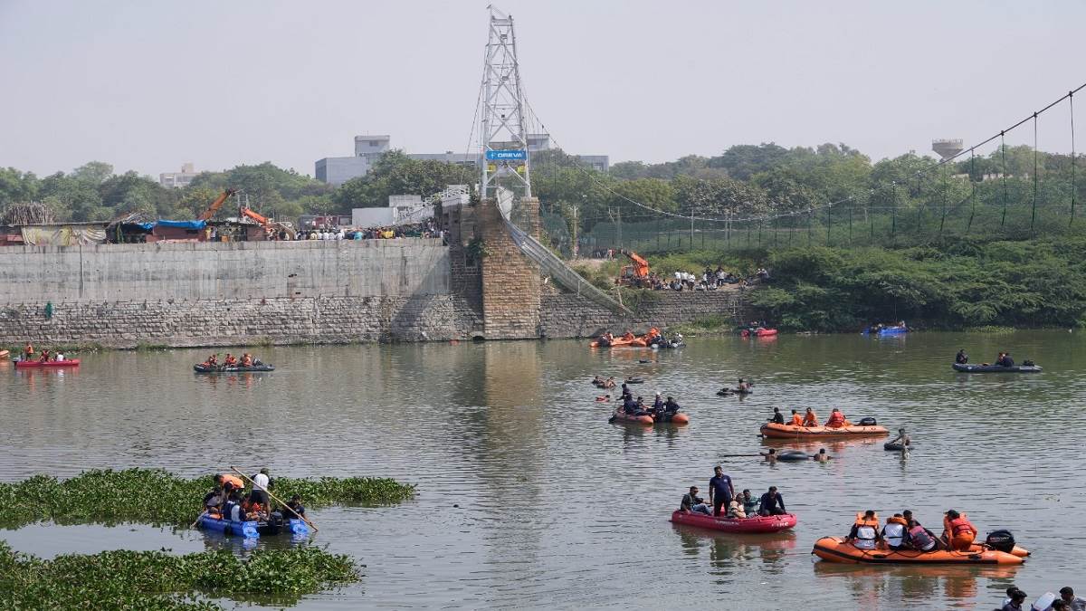Gujarat : मोरबी पुल हादसे में जान गवांने वालों के परिजनों और घायलों से कल मुलाकात करेंगे पीएम मोदी