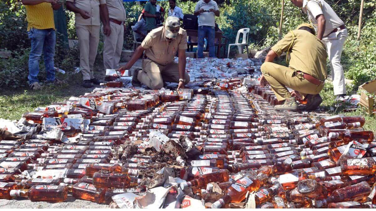 Bihar : जहरीली शराब से 53 लोगों की मौत के बीच डेढ़ करोड़ की शराब जब्त, ट्रक में छिपाकर रखी थी