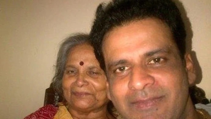 Manoj Bajpai की मां गीता देवी का दिल्ली में निधन, पिछले साल अक्टूबर में पिता का हुआ था स्वर्गवास