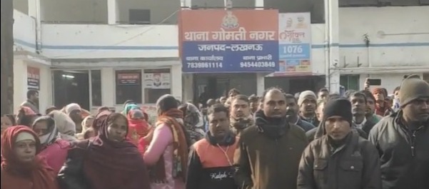 Lucknow: स्मारक समिति के कर्मचारियों ने दिया धरना, घेरा गोमती नगर थाना