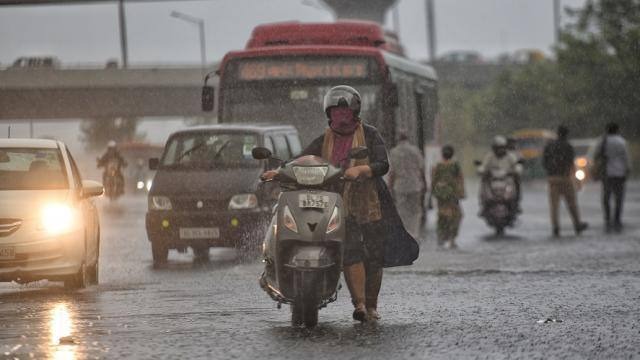 Weather Today: लखनऊ में एकाएक बदला मौसम, शुरू हुई बारिश