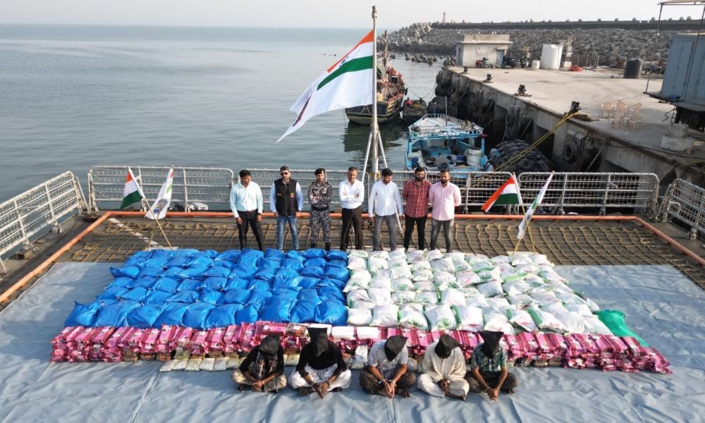Gujarat News: गुजरात समुद्र तट पर पाकिस्तानी नाव से भारी मात्रा में ड्रग्स बरामद