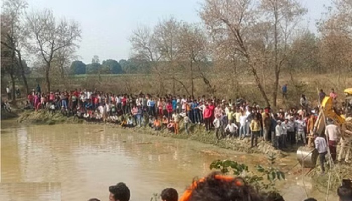 Kasganj Accident: श्रद्धालुओं से भरी ट्रैक्टर ट्राली तालाब में पलटी, 15 लोगों की मौत