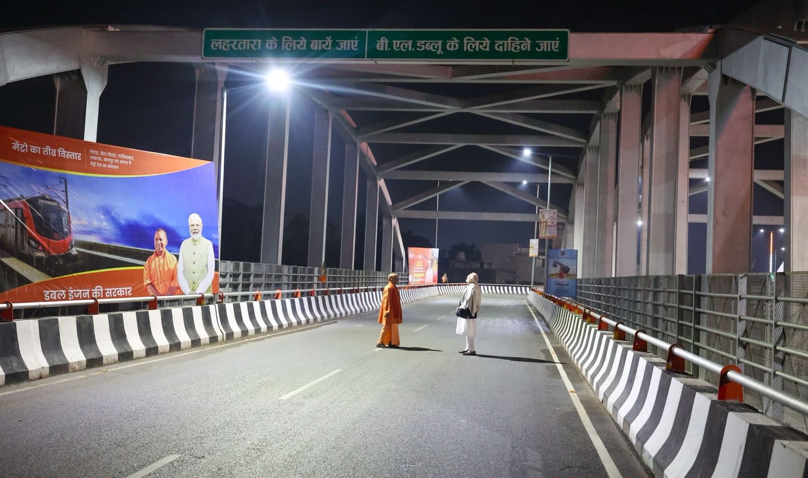 Varanasi : वाराणसी की सड़क पर अचानक उतरे PM मोदी और CM योगी, जानें क्या है वजह ?