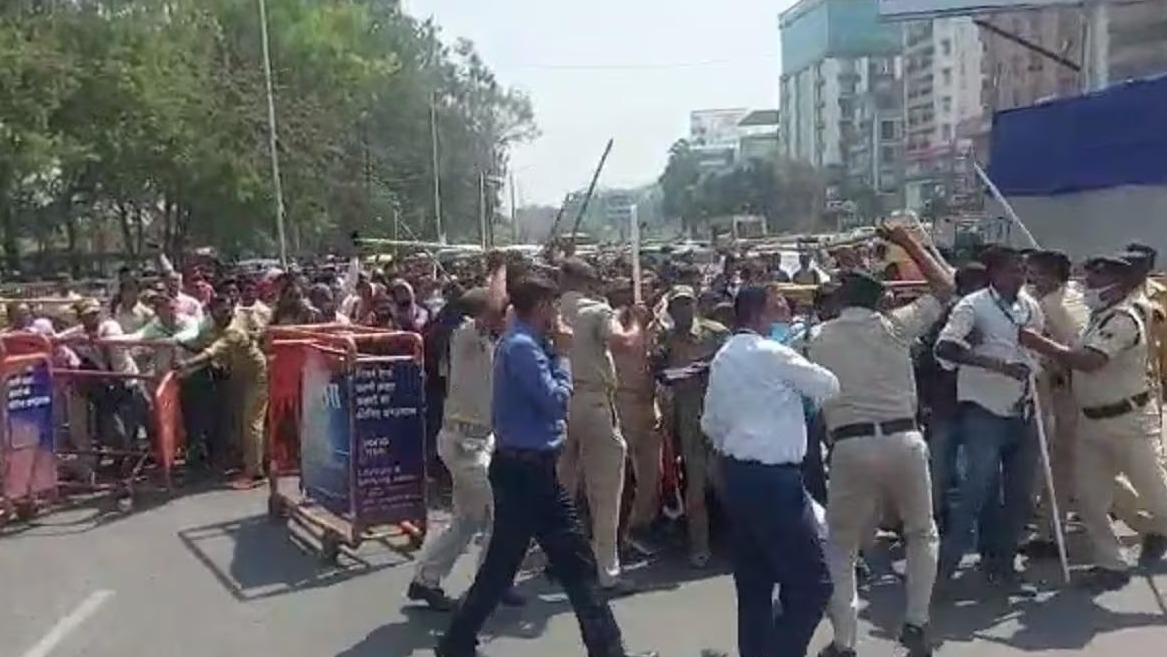 Patna News: नौकरी की मांग पर जवानों को मिल रही पुलिस की लाठियां