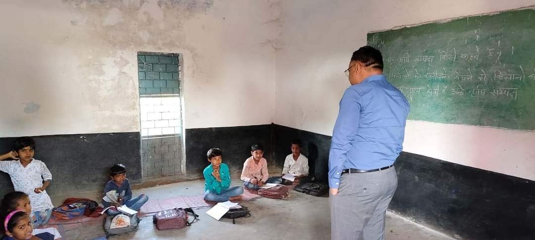 Madhya Pradesh : कलेक्टर श्री लाक्षाकार ने ग्रामीण क्षेत्र के सघन भ्रमण में विभिन्न निर्माण कार्यों का निरीक्षण किया