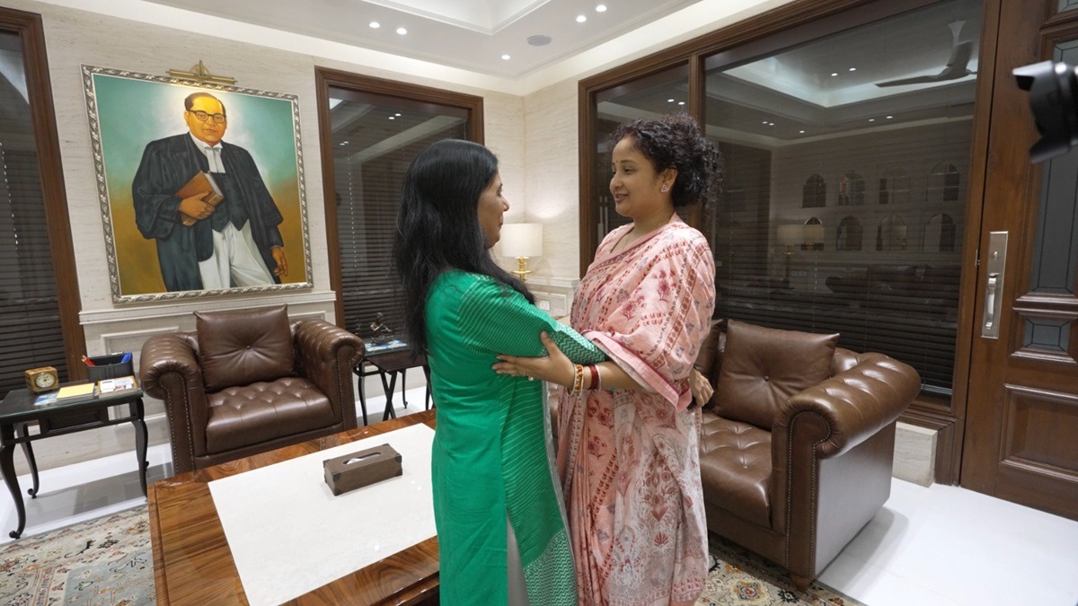 Sunita Kejriwal: अरविंद केजरीवाल की पत्नी सुनीता से मिलीं कल्पना सोरेन, सियासत तेज