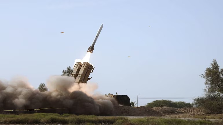 Iran-Israel Conflict: ईरान ने इज़राइल पर दागे ड्रोन और मिसाइल, अमेरिका को मिली दूर रहने धमकी