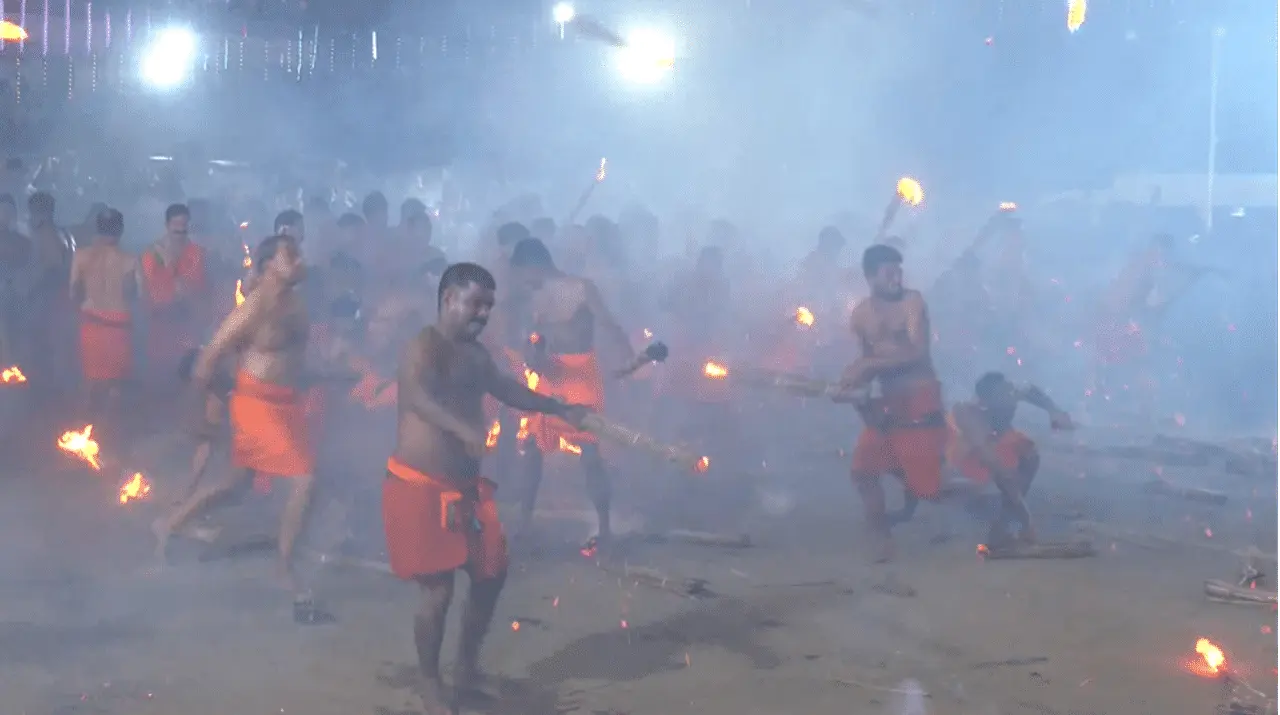 Karnataka: अजीब अग्निकांड खेल! क्यों एक-दूसरे पर जलती आग फेंकते हैं लोग?