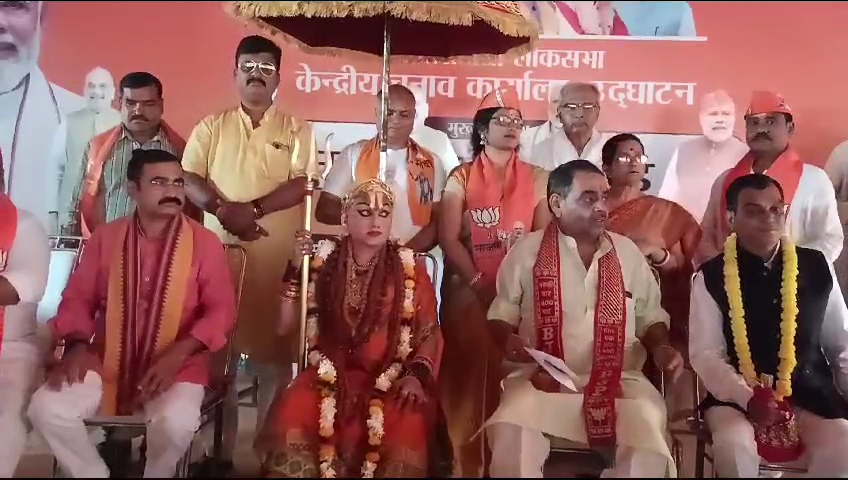 Varanasi News: बीजेपी में शामिल हुई किन्नर महामंडलेश्वर हिमांगी सखी, कही ऐसी बात
