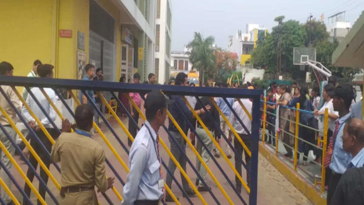 Lucknow News: लखनऊ में 3 स्कूलों को बम से उड़ाने की धमकी, मचा हड़कंप