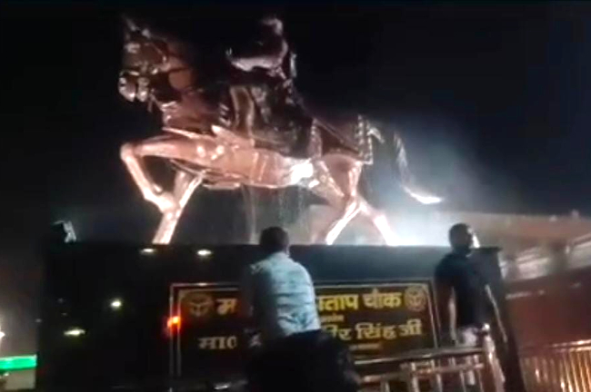 Mainpuri News: महाराणा प्रताप की मूर्ति पर चढ़े सपा समर्थक, भाजपा समर्थकों के विरोध करने पर झड़प