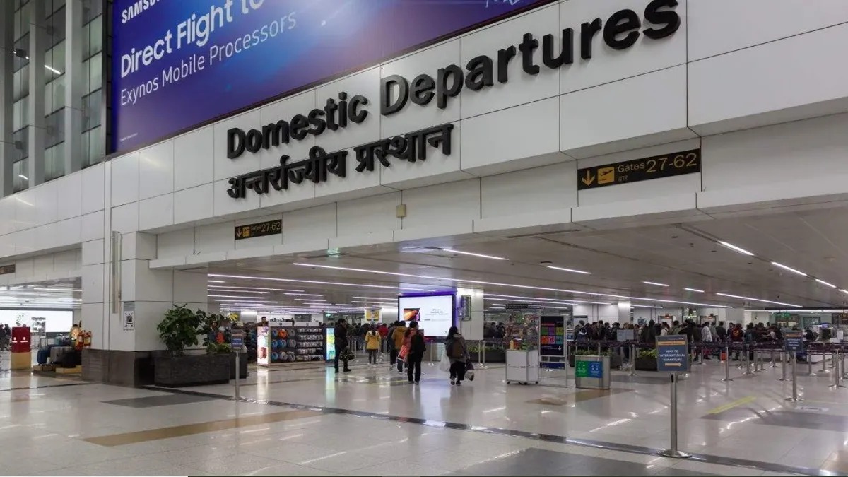 Delhi News: अंधेरे में डूबा दिल्ली एयरपोर्ट, यात्रियों ने किया हंगाम