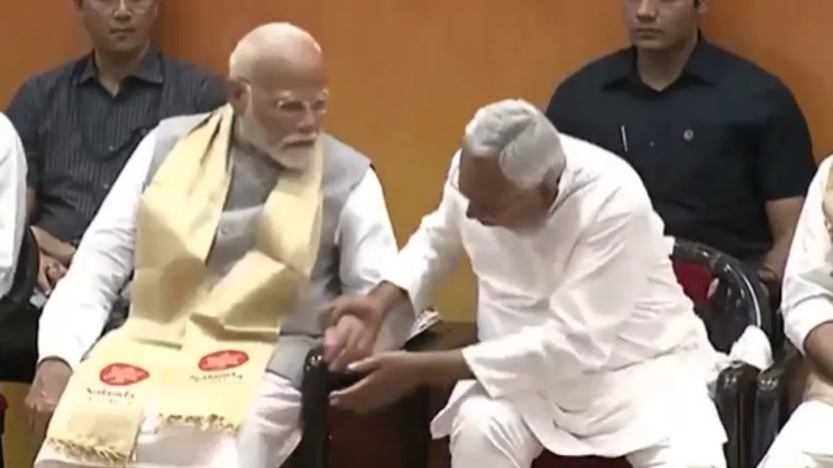 Nitish Kumar:  सीएम नीतीश कुमार ने क्यों पकड़ लिया PM Modi का हाथ?