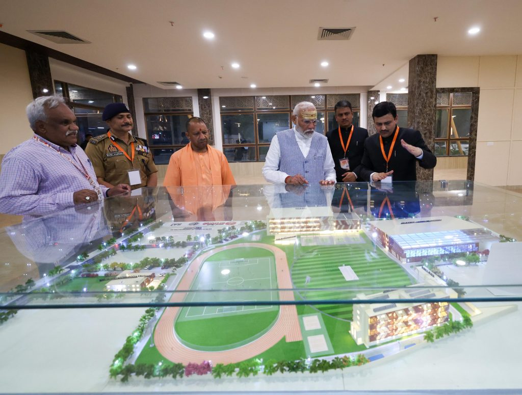 PM Modi In Varanasi: अचानक देर रात स्टेडियम का निरीक्षण करने निकले पीएम नरेंद्र मोदी