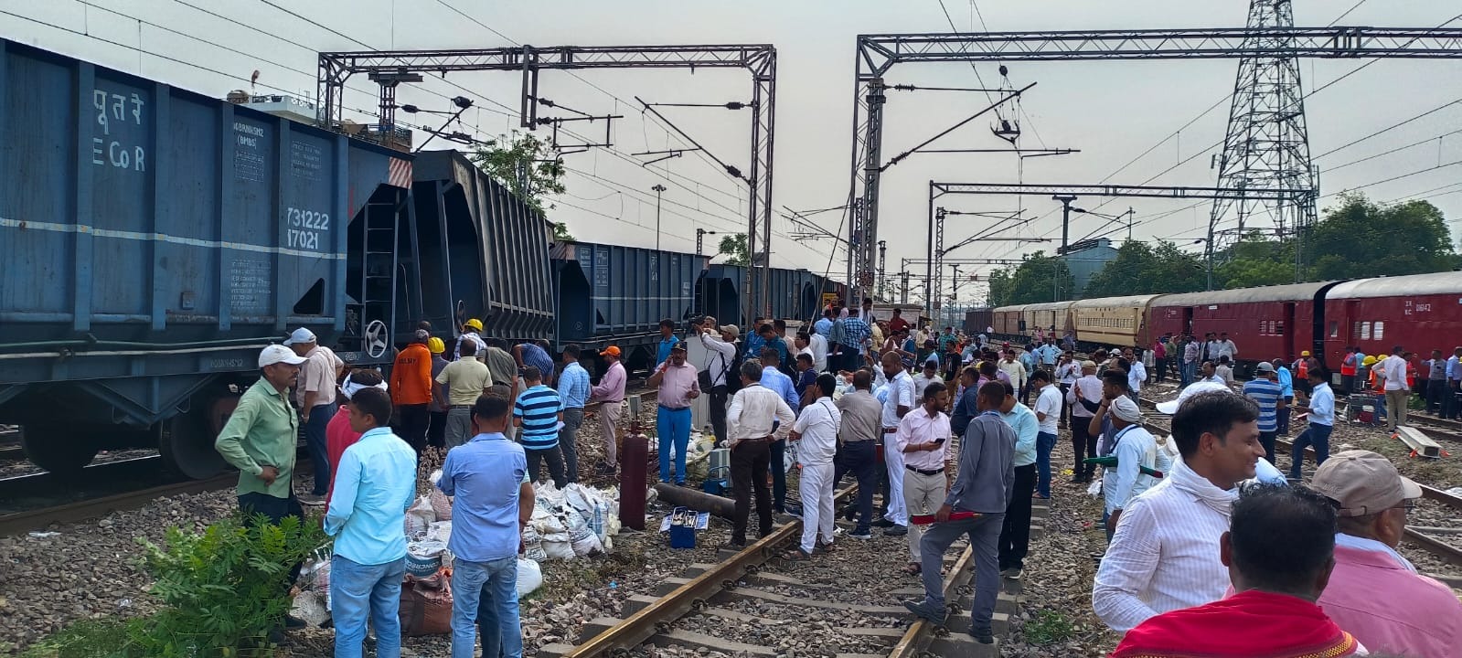 Prayagraj News: प्रयागराज में ट्रैक से उतरी मालगाड़ी, कई ट्रेनें हुईं प्रभावित