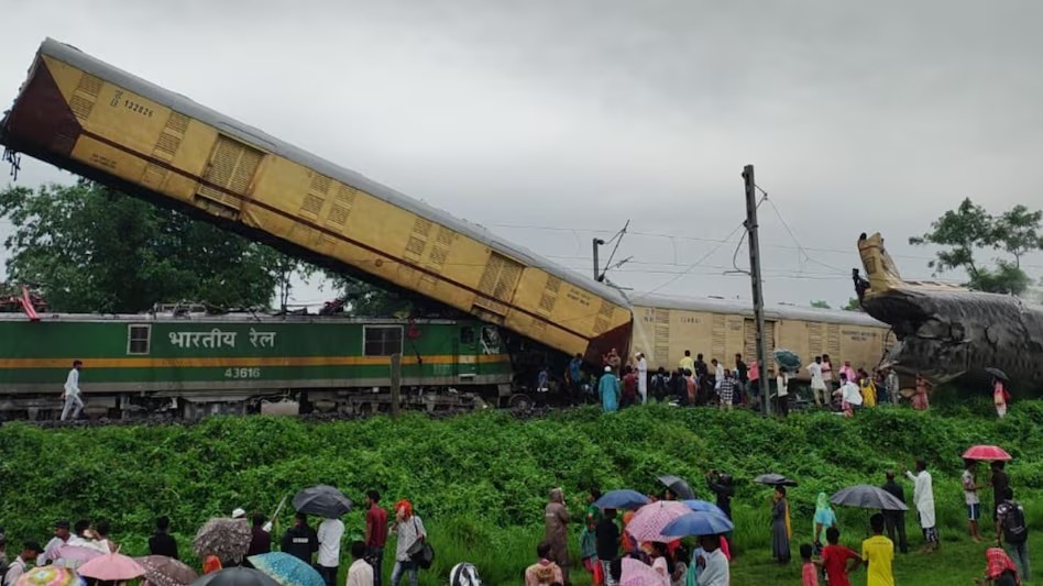 Train Accident: पश्चिम बंगाल में बड़ा ट्रेन हादसा, अब तक 5 की मौत